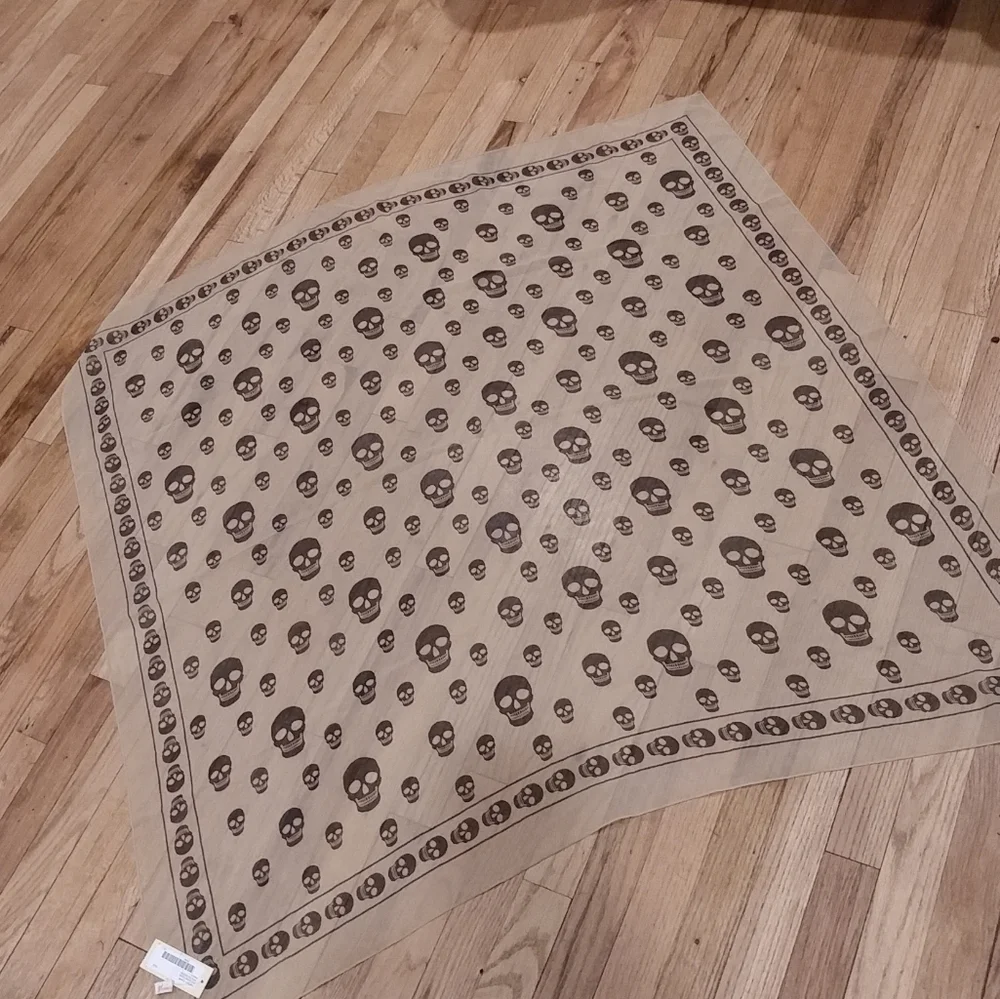 ❤️10/$40 New beige skull halloween scarf wrap